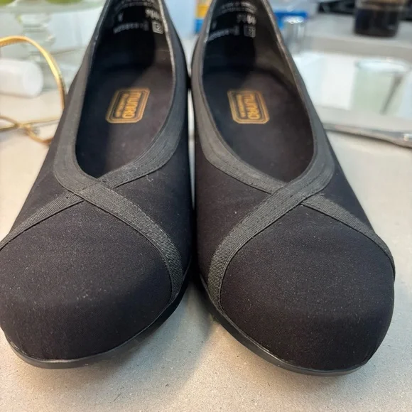 MUNRO American Low Heel Pumps in Black with Criss Cross Elastic Slip On Size 10 - Picture 3 of 14